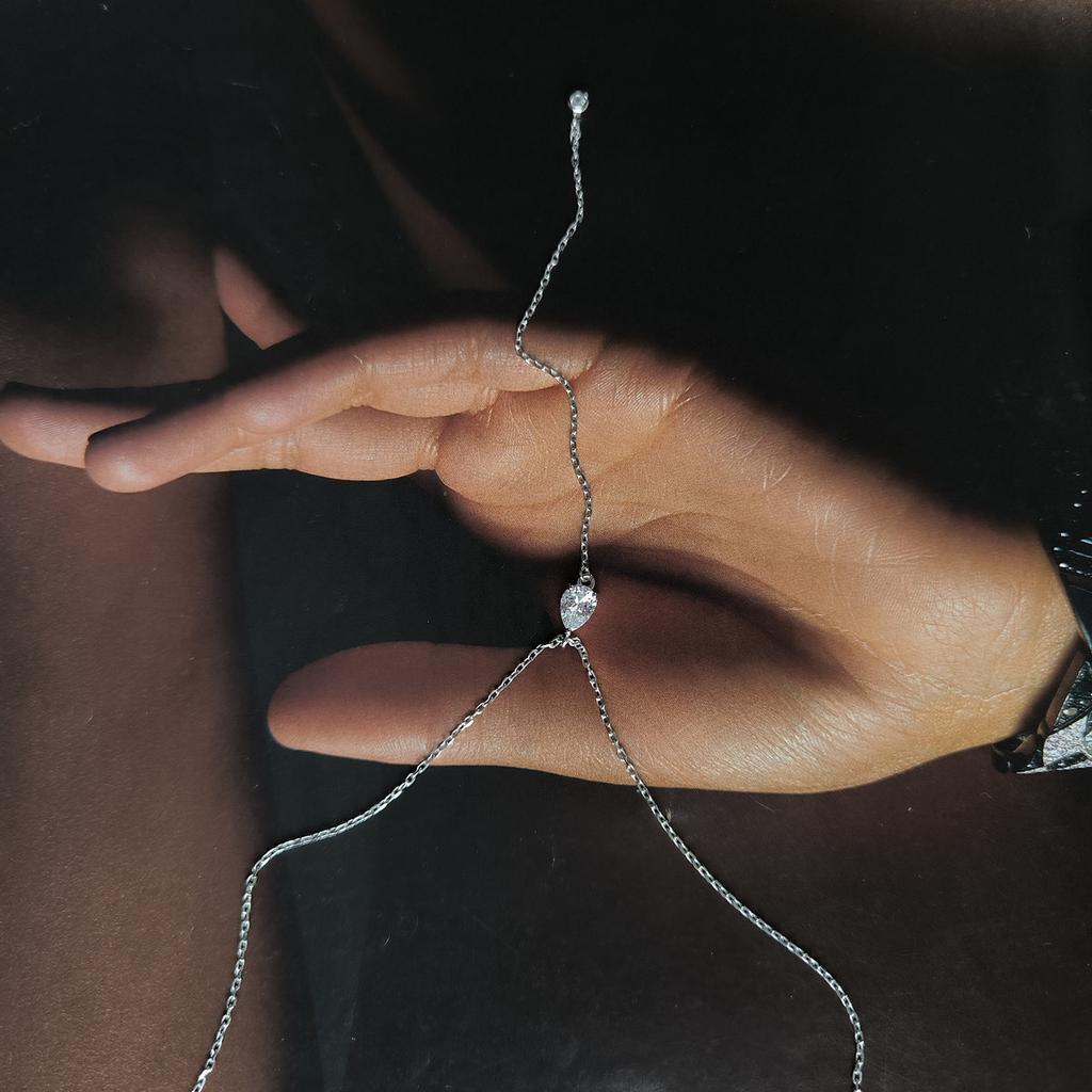 Серебряное колье с фианитами, вес изделия 2,91 гр (2197041)