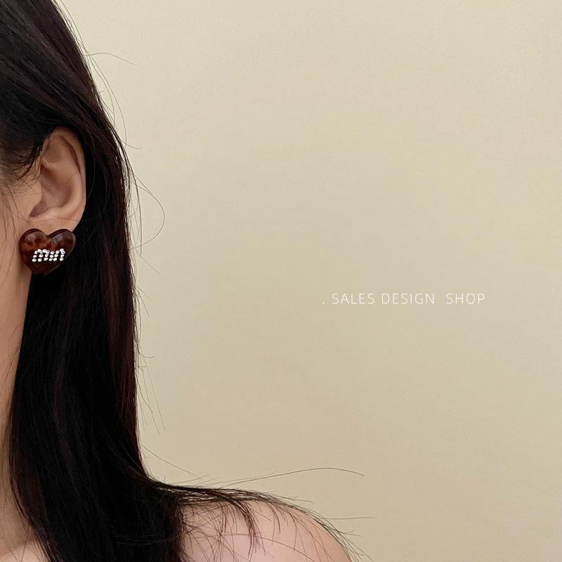 Korean Rhinestone Leopard Print Heart Stud Earrings: High-End Fashion for Women.