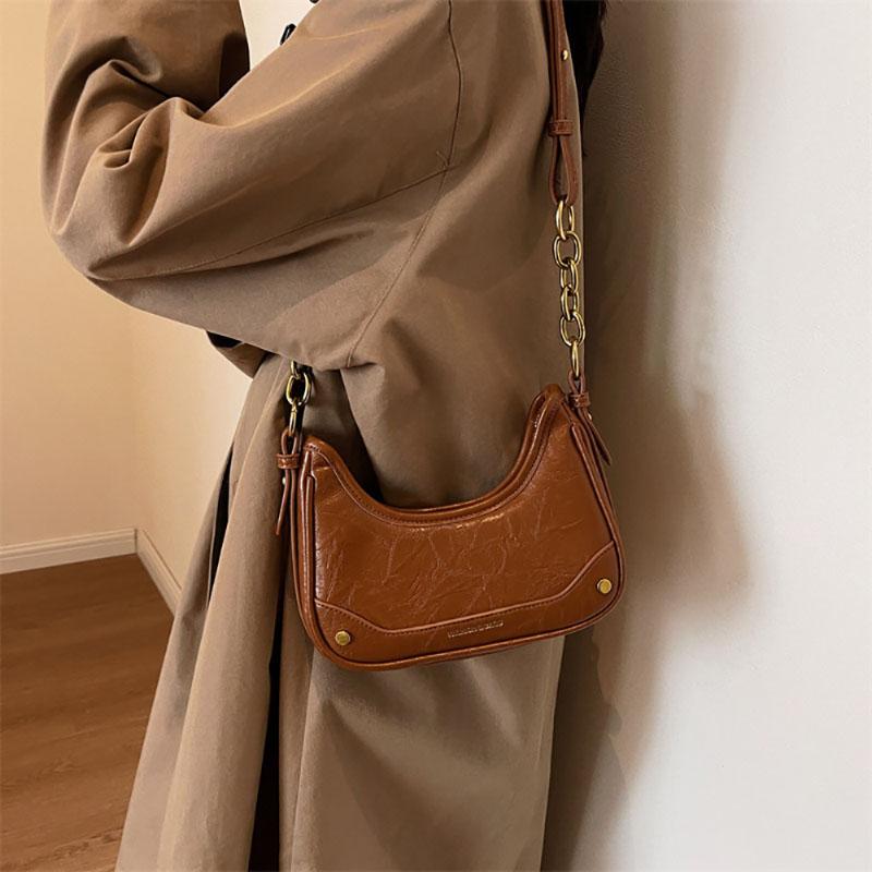 Fashion Design Sense Niche Chains Shoulder Bag Women's  New High-End Texture Crossbody Bag Simple Red Leather Commuter Bag