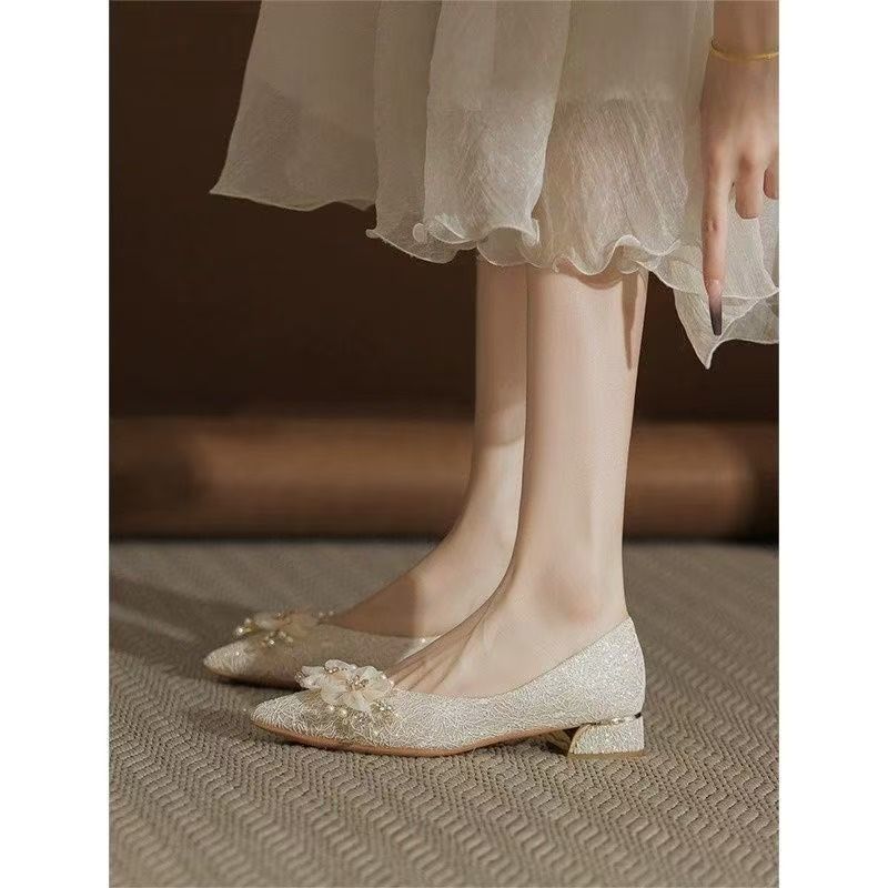 Beautiful flower wedding shoes, women's spring and summer low heels, two pointed thick heels, shallow mouth single shoes, flat soles, not tired feet