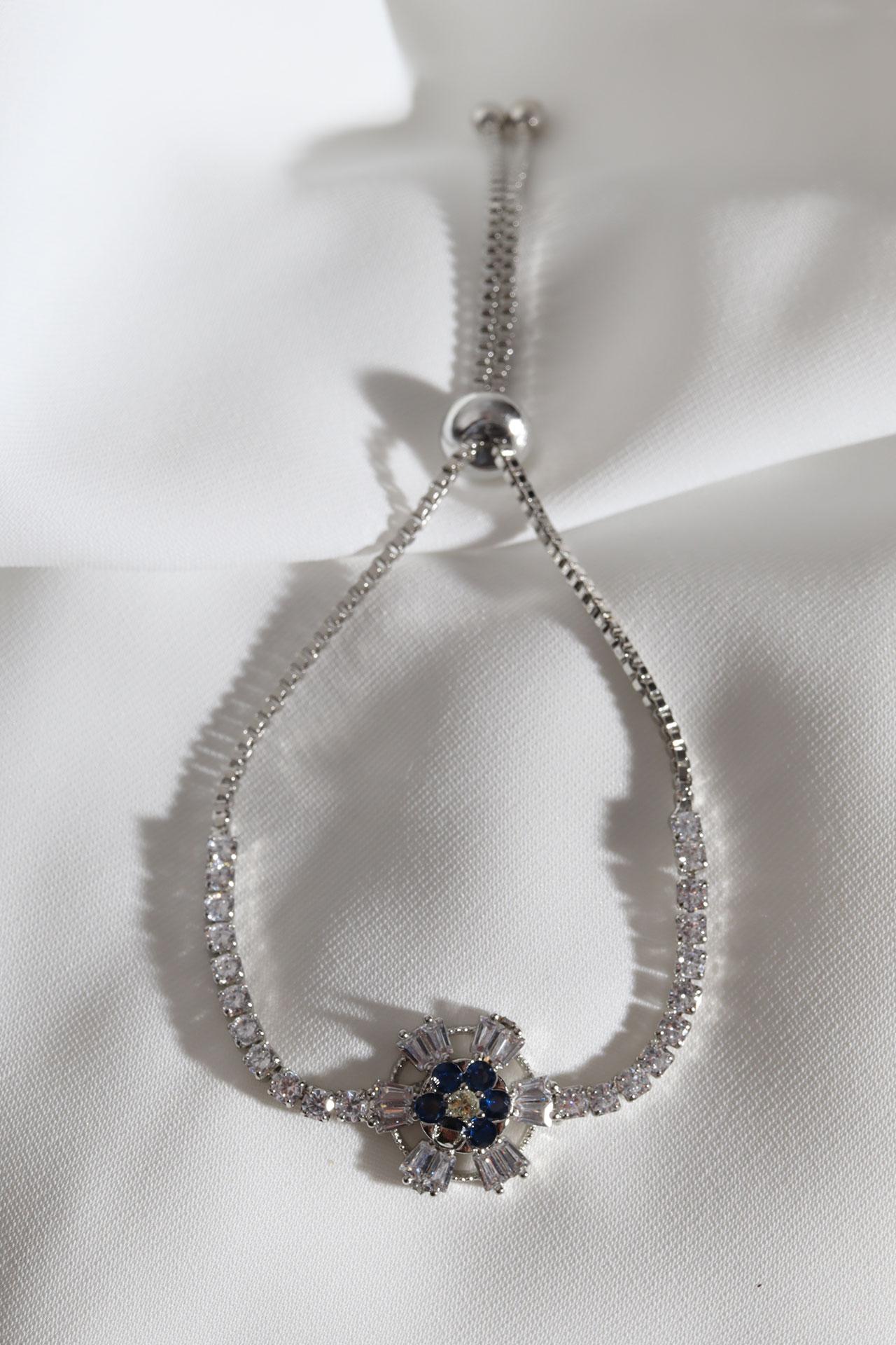 

Браслет-лифт серебряного цвета с цирконовым камнем