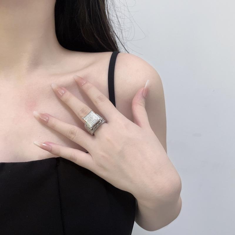 

Хип-хоп стиль Слегка инкрустированное цирконием квадратное кольцо Чувство дизайна тяжелой промышленности Полностью бриллиантовое Преувеличенное кольцо Тренд Ювелирные изделия No. 10