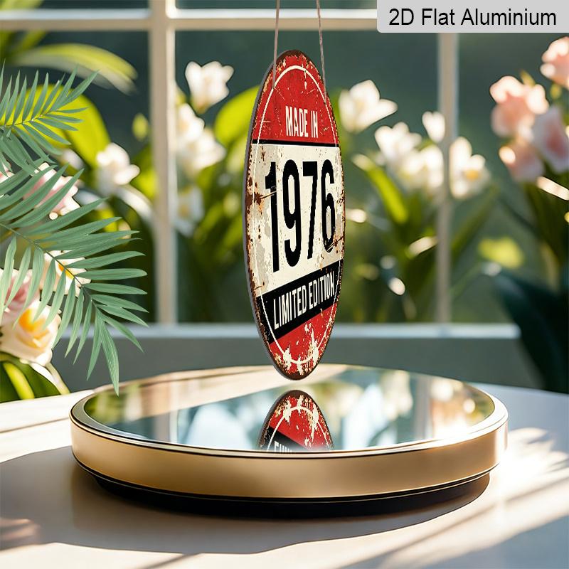 2D Flach - Dies ist ein Vintage-Metallschild der limitierten Auflage von 1976 mit einem Retro-Design in Rot, Schwarz und Beige mit einem abgenutzten Ende. Es ist gemacht aus