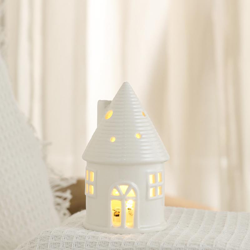 Keramik-Weihnachthaus-Ornament mit Nachtlicht - Festliche Schreibtischdekoration