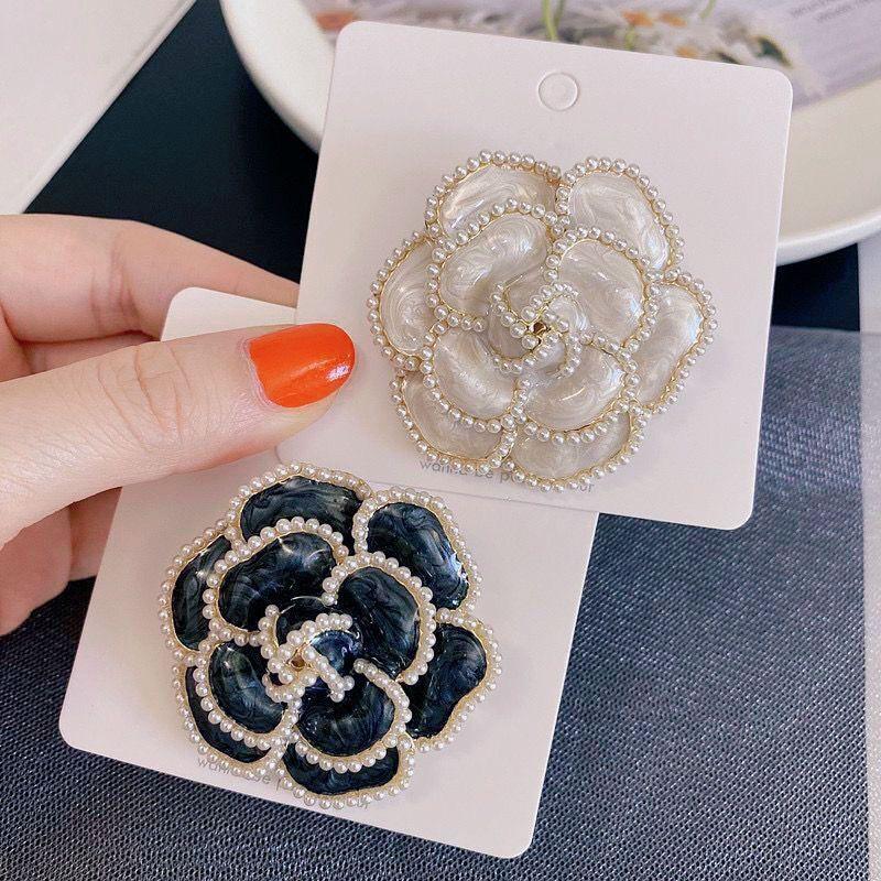 

High-Grade Camellia Brooch Female Pearl Dripping Oil Fancy Corsage Elegant Classic Style Suit Sweater Pin Accessories Black camellia brooch + white camellia brooch