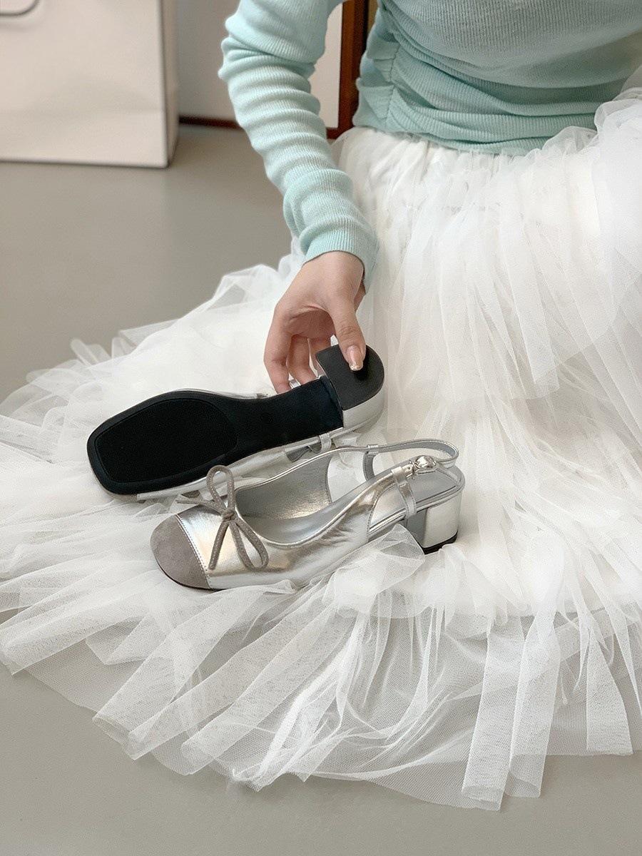

Туфли-босоножки на низком каблуке серебристые с маленьким запахом ветра, женские летние 2025, новые, с темпераментом, в балетном стиле, красивые одинарные туфли 38