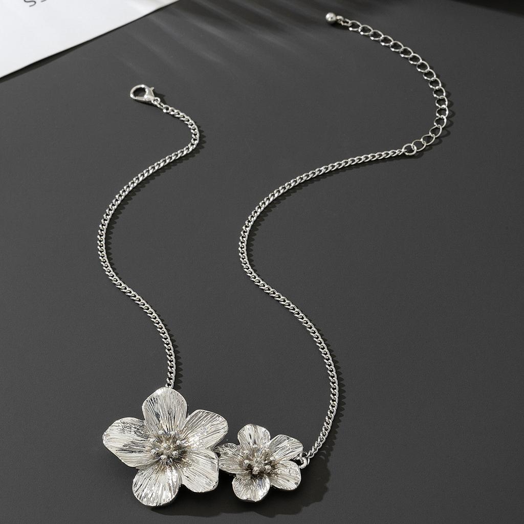 LATS New Fashion Metal Wrinkled Stereoscopic Flowers Pendant Necklace for Women Charm Temperament Clavicle Chain Party Jewelry