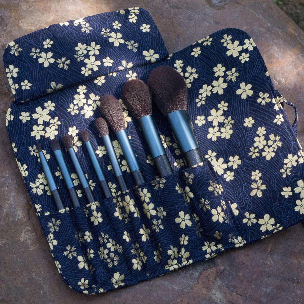 Makeup Brushes Set of 8 Soft Makeup Brushes Cute Makeup Brushes Comes with a Makeup Pouch Easy To Carry Great As a Birthday Gift or Gift ZOE·Y