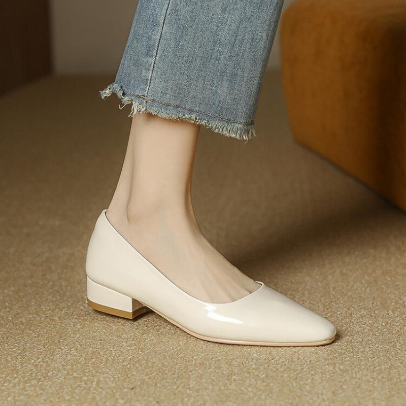 

Новые женские маленькие кожаные туфли на низком каблуке большого размера квадратный каблук повседневные однотонные удобные с мягкой подошвой закрывающие стопу для носки в любое время года модная обувь 39