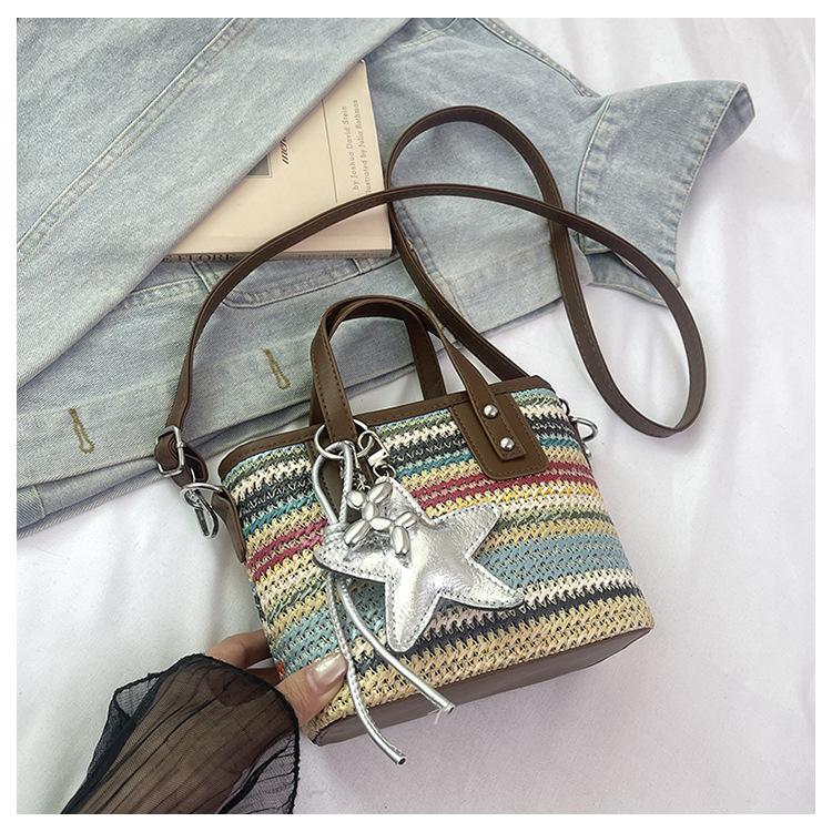 

Bohemian contrasting splicing women s 2025 new rainbow fashion hand-woven bag vacation wind beach messenger bag no pendant коричневый