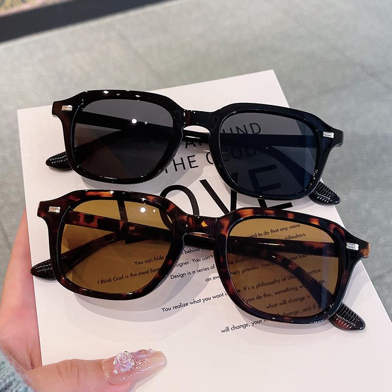 Korean Stylish Men Sunglasses Rivets Decoration Square Shape Sun Glasses for Women Holiday Travelling Sunglass for Women