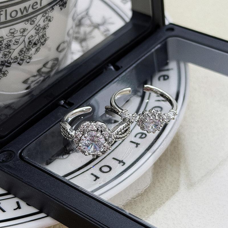 Light Luxury And Elegant Full Of Diamonds, Flower Group Setting, Main Diamond Full Of Diamonds, Zir*****Pen Ring, Exquisite Niche High-End Ring, Woman