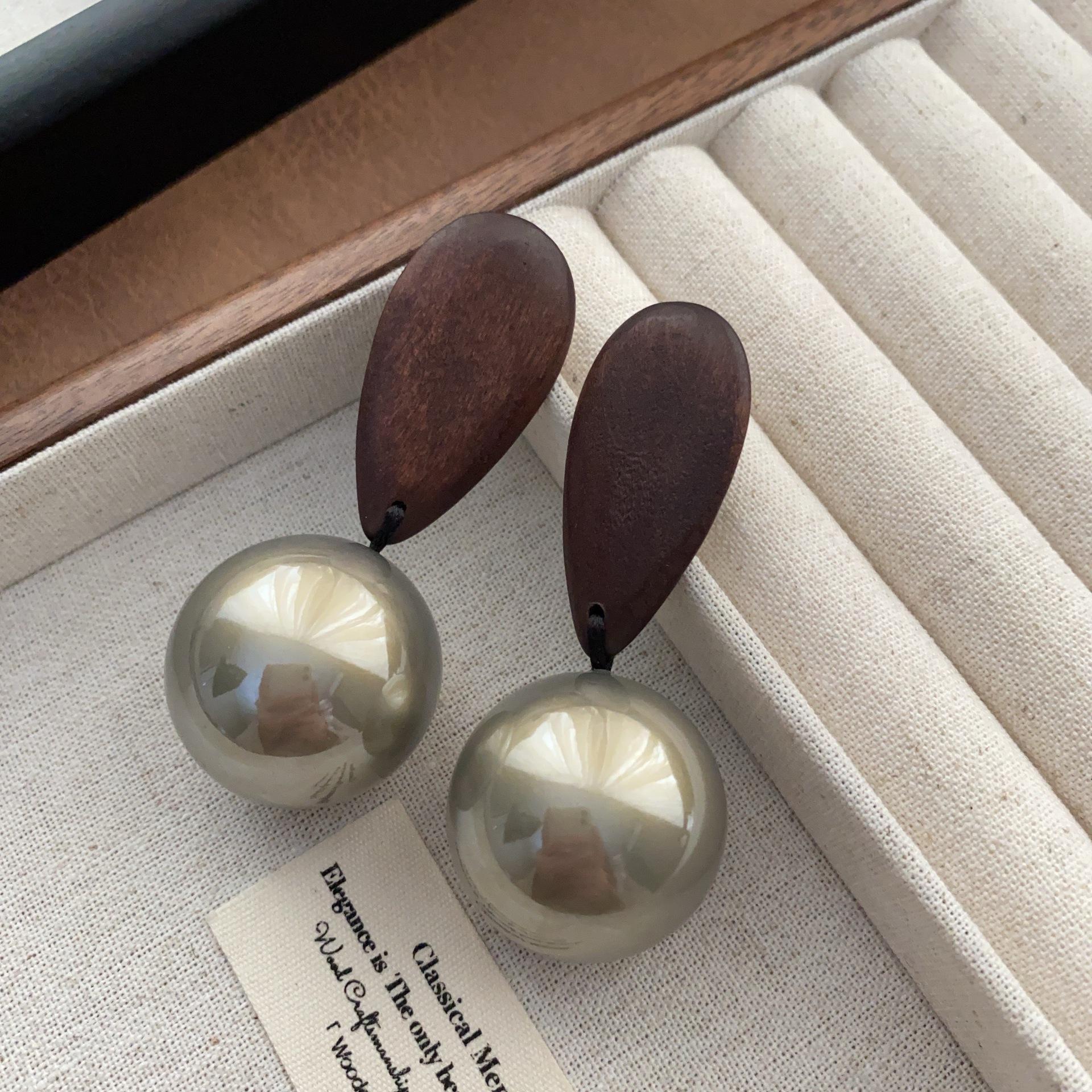 

Round and simple pearl wood water drop earrings, earrings, elegant and exquisite light luxury atmosphere, niche fashion earrings