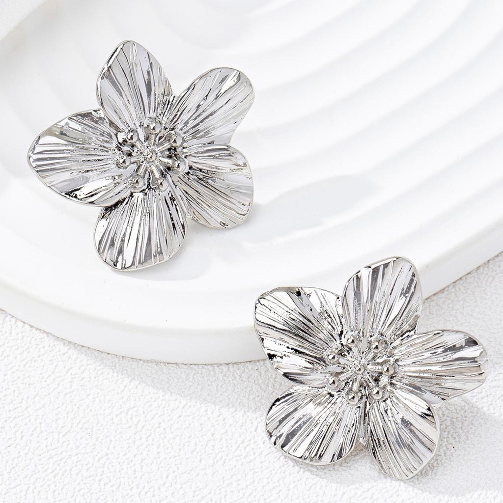 A Pair of Women's Flower Stud Earrings, Simple and Stylish Earrings Suitable for Daily Wear and Vacation Wear