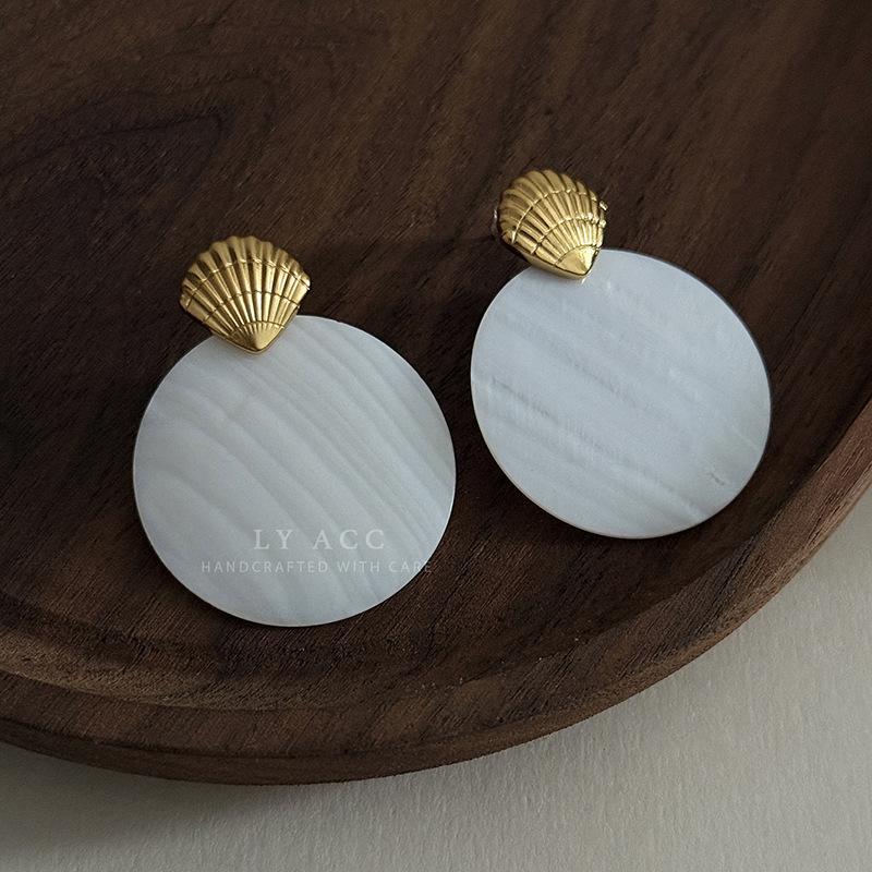 Niche vacation style silver fan black fritillary stud earrings French retro deep sea symphony earrings light luxury daily earrings
