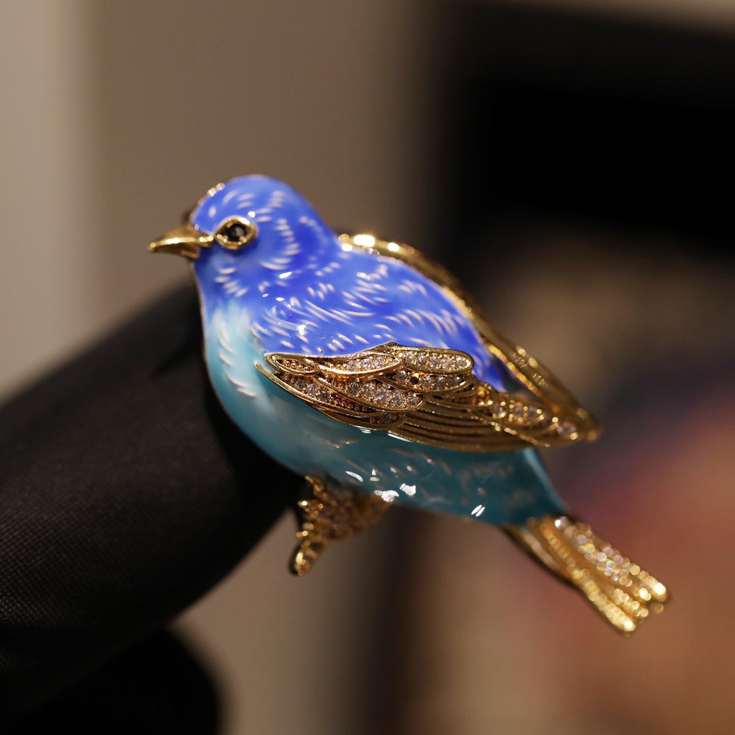 Bo Xin Yun Oriole Brooch: Light Luxury Artistic Corsage Pin for Exquisite Gifts
