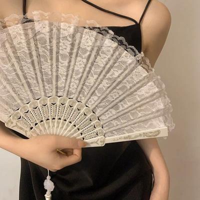 Vintage krajkový skládací ventilátor se střapcem Přenosný letní Lolita Černá Bílá Ruční ventilátor Taneční vystoupení Foto Rekvizity Party Kostýmy Příslušenství Dárek