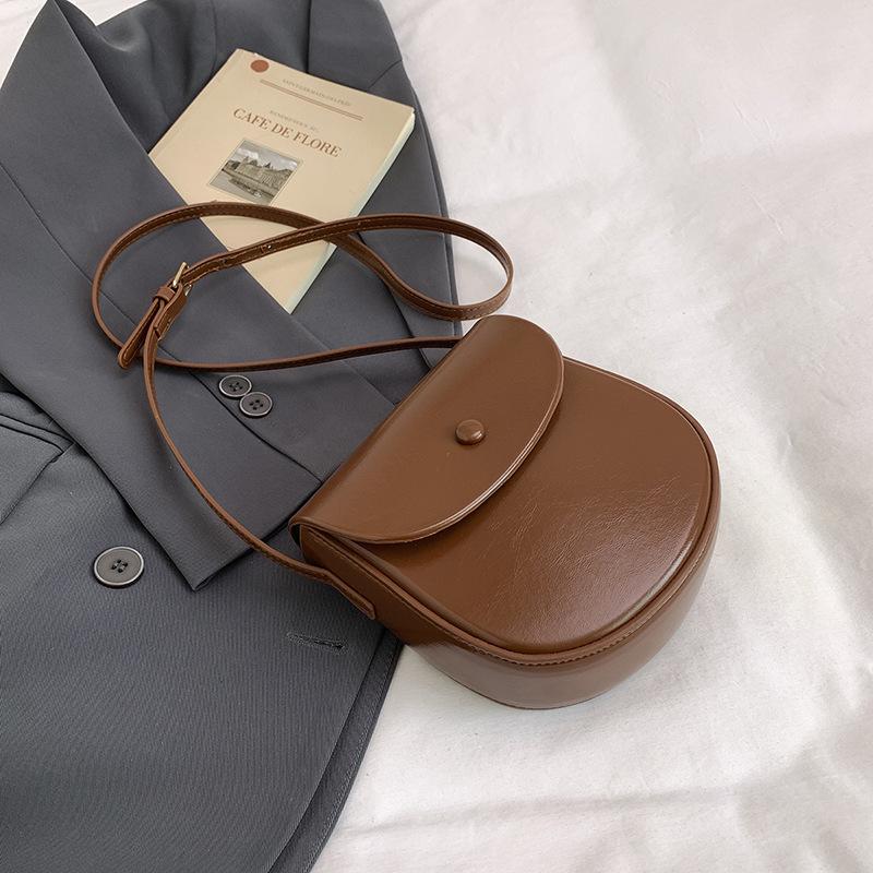 

Premium texture fashionable retro saddle bag women s 2025 new bag summer high value mobile phone shoulder messenger bag коричневый
