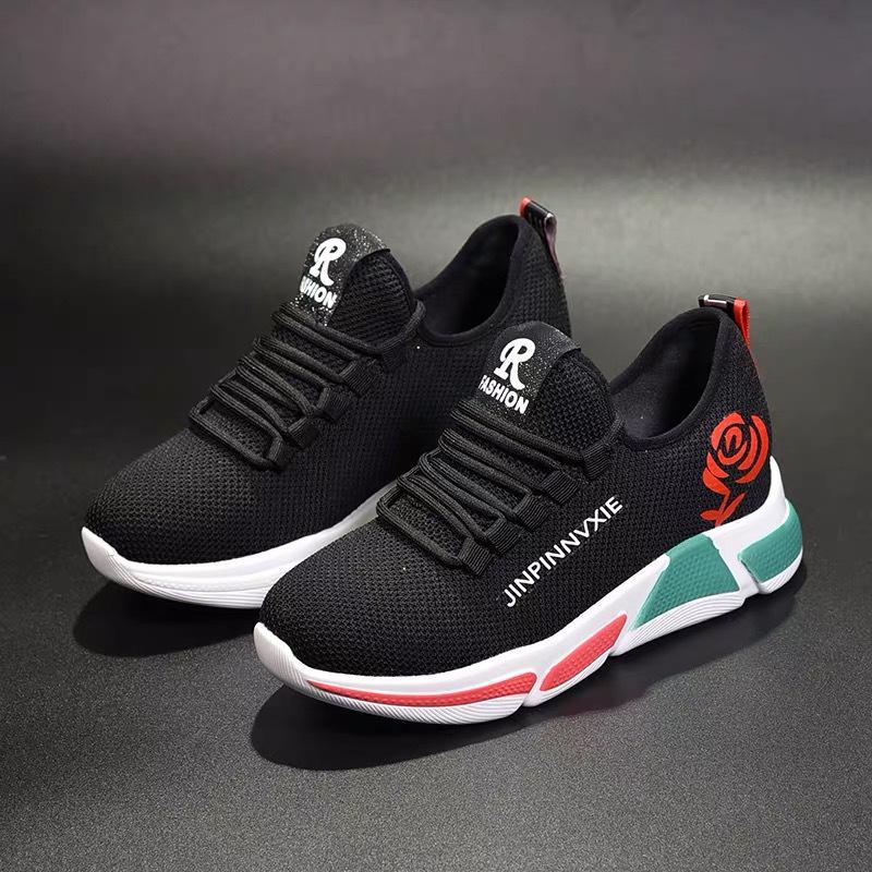 Nouvelles chaussures simples respirantes et creuses en tissu moucheté pour femmes, petites chaussures blanches et noires, chaussures de course et de marche décontractées pour femmes d'âge moyen et âgées