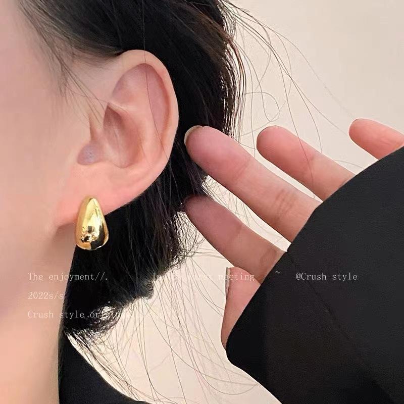 

European and American style~ arc metal plain ring earrings women s ins simple temperament earrings new trendy commuter earrings