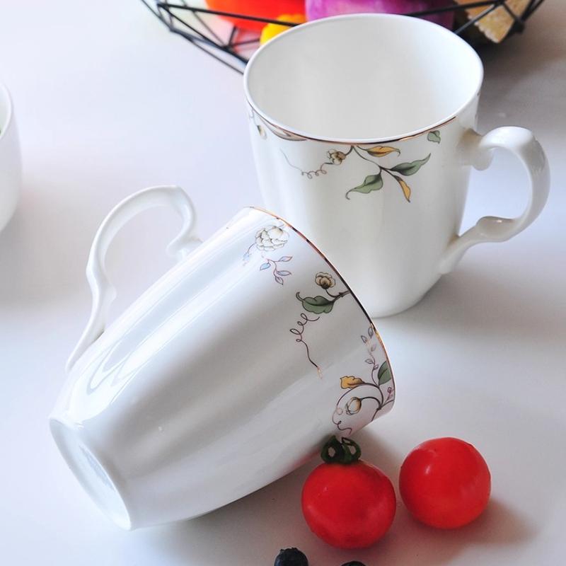 Caneca de Porcelana Fina, Caneca de Café de Porcelana Branca com Alça, Xícara de Café com Padrão Floral e Detalhe Dourado, Segura para Micro-ondas, 1 peça