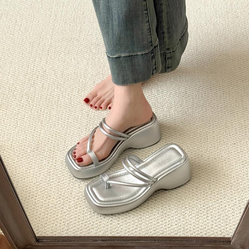 Fashion Hot Selling 2025 Shoes Women Rubber Flip Flops Female Slippers Slides Fashion Soft Hawaiian 2025 Flat Luxury Concise Rome Shoes