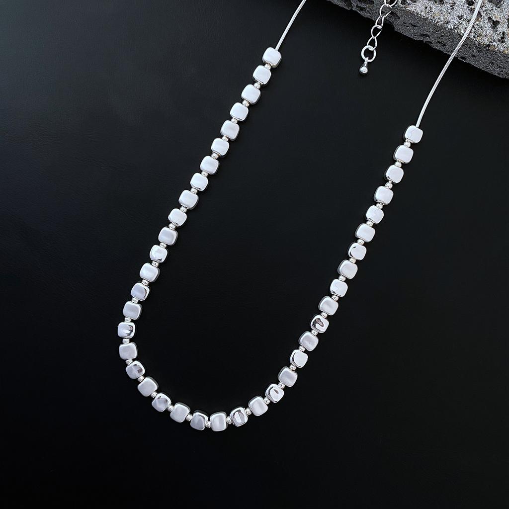 Geometrische kleine quadratische Legierungskette, Damen einfache matte helle Spleißung kleine Zuckerwürfelkette