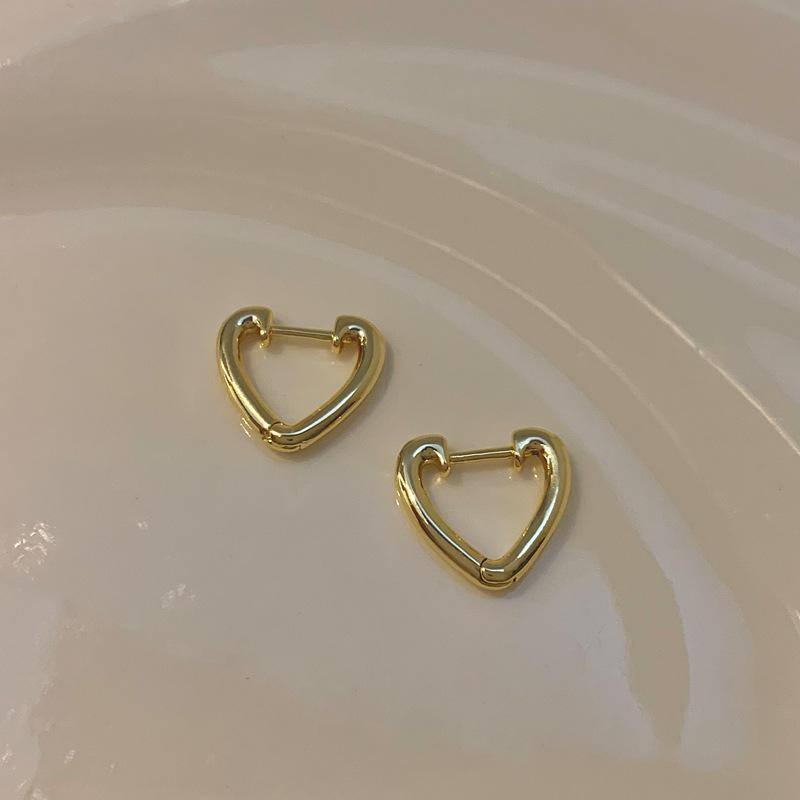 Fashion Gold Color Heart Twisted Hoop Earrings For Women Vintage Punk Metal Chunky Heart Shaped Earrings Jewelry Birthday Gifts