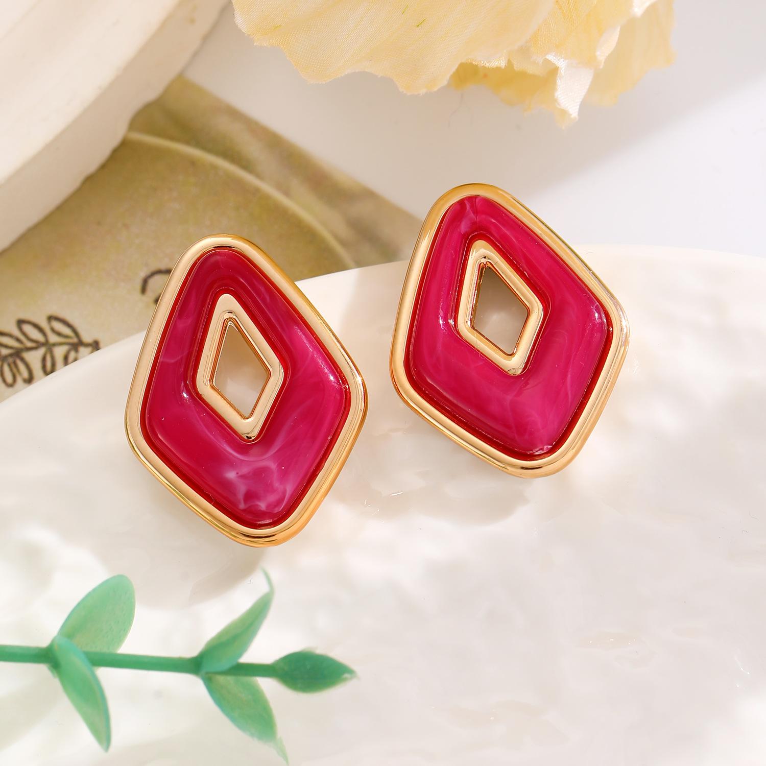 Digadagu Metal Hollowed Out Rhombus Geometric Stud Earrings New Women s Elegant Luxury Earrings Holiday Zircon Accessories красный