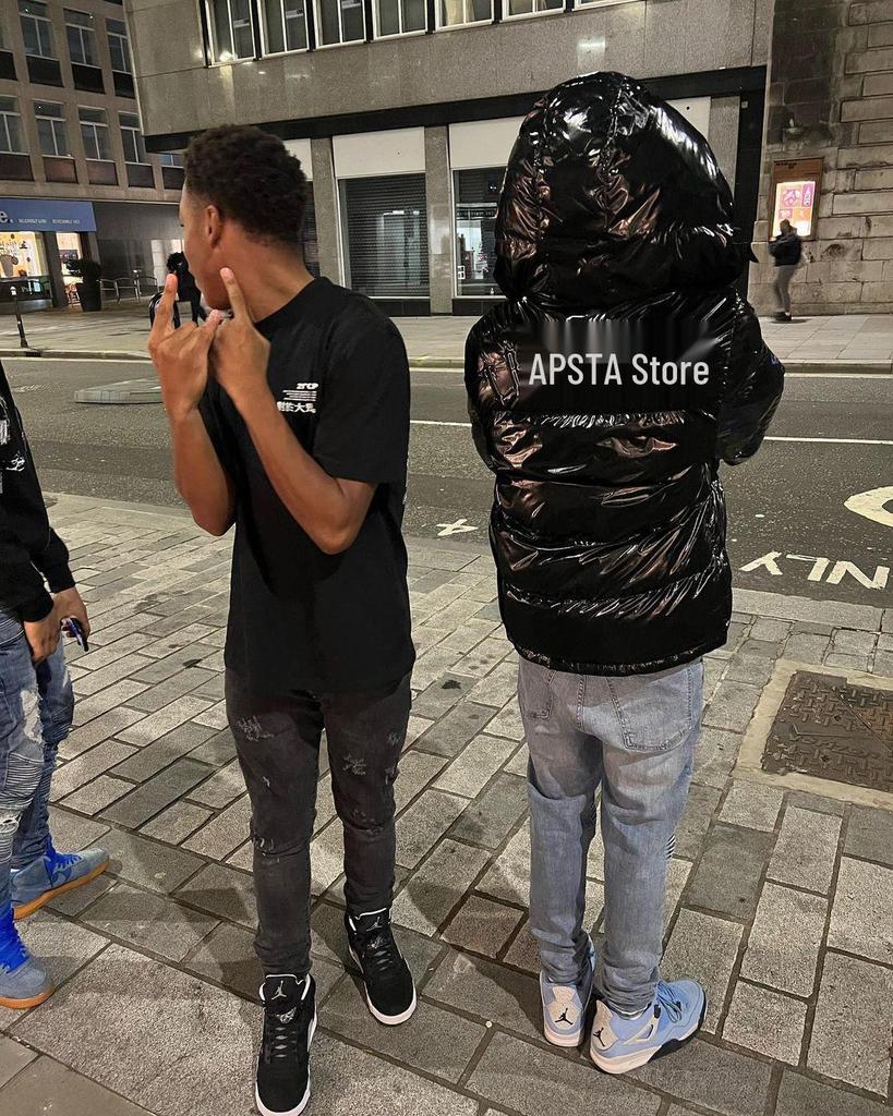 Trapstar Schwarze, glänzende Baumwolljacke mit abnehmbarer Kapuze – Vielseitige Oberbekleidung im amerikanischen Retro-Stil