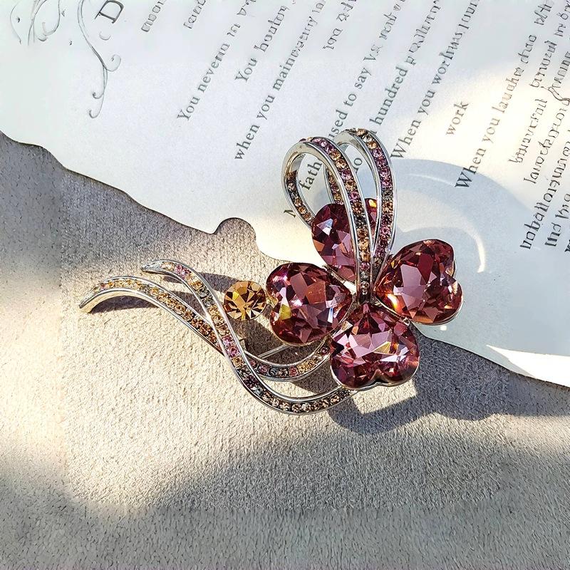 High-End Light Luxury Flower Brooch Female Heavy Industry Design Sense Animal Brooch Diamond Corsage Coat Clothing Accessories