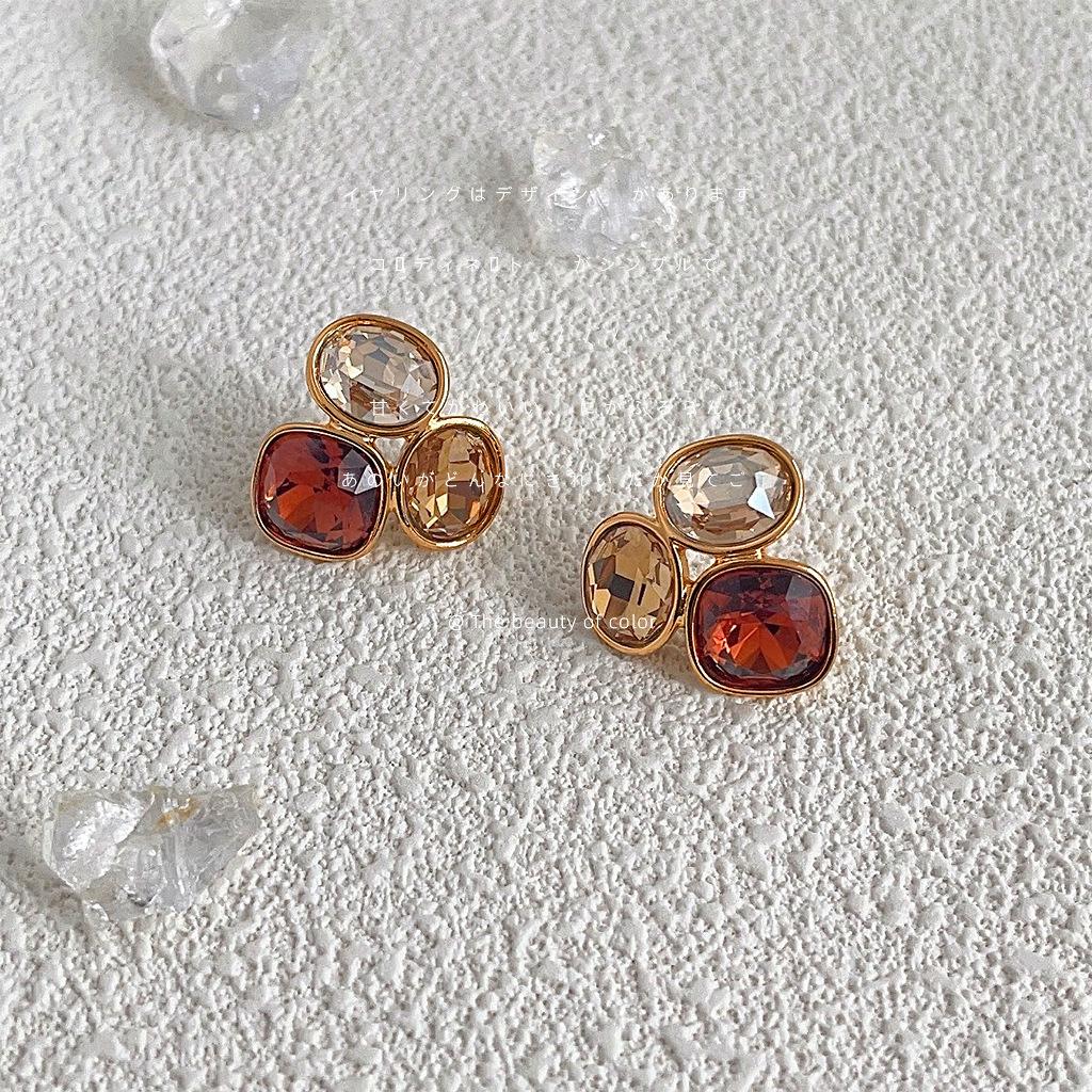 Стильные атмосферные серьги-гвоздики из цветного стекла и хрусталя, универсальные для французского стиля commuting, элегантные серьги с характером