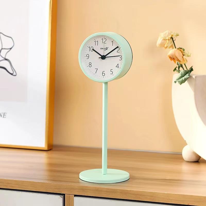 

Письмовий стіл для студентів з прикрасами, маленький годинник-сидіння, просте мінімалістичне ліжко, скандинавський стиль, тиха особистість, креативний будильник, Clo