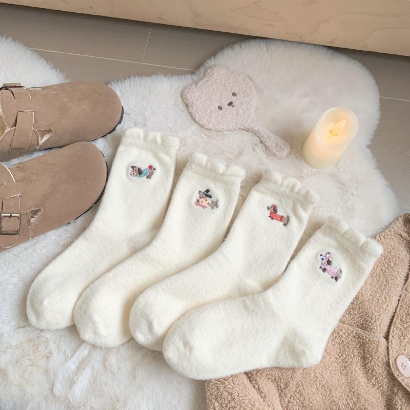 

Женские теплые термоноски средней длины - осень/зима, белое кружево, вышитый рисунок в виде мультяшной сосиски One Size