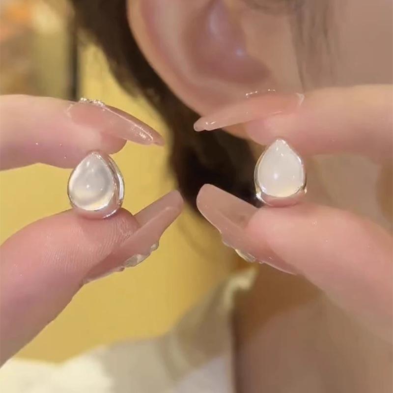 Trendy silver cat eye water drop ear buckles, simple and versatile earrings, light luxury high-end earrings.