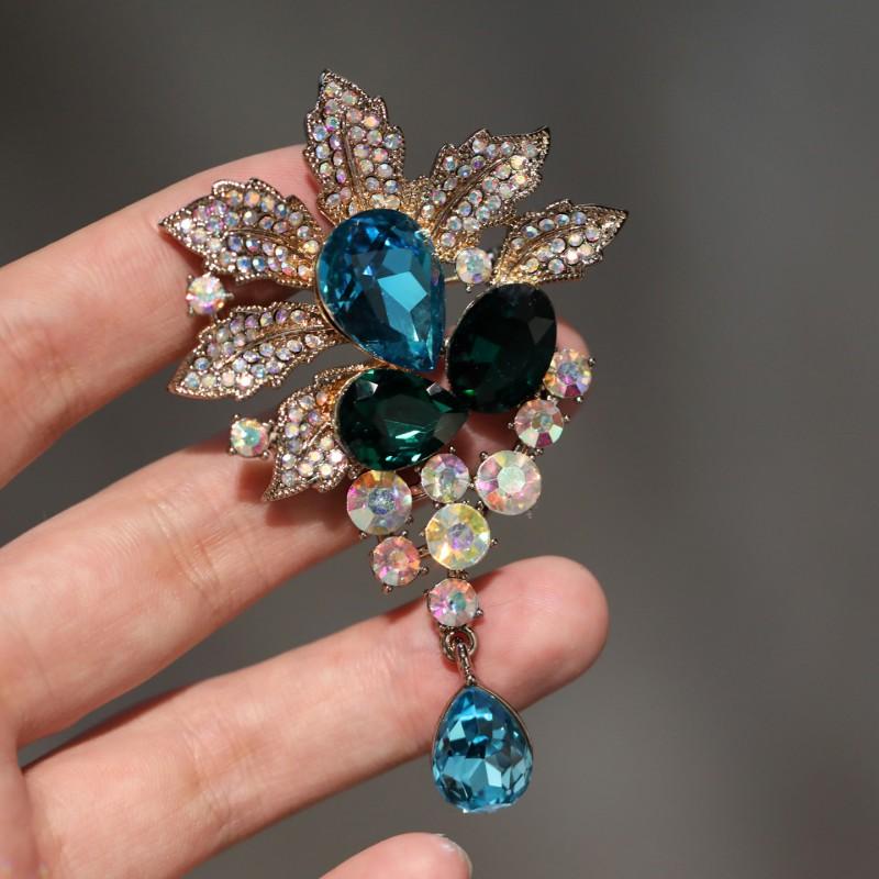 Vintage Floral Brooch With Austrian Crystal Embellishment Women Elegant Retro Pin Accessory