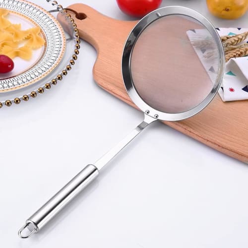 Commercial Ramen Strainer, Kitchen Udon Drainer, 12cm Round Stainless Steel Strainer with Wooden Handle and Hook, Dedicated to Ramen Noodles, Suitable