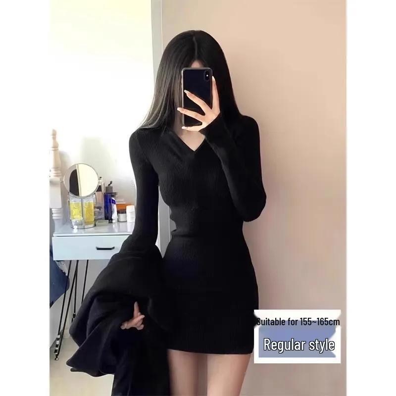 Black Fleece-Lined Hip-Hugging Skirt for Petite Figures - Sexy, Thickened Autumn/Winter Mini Dress