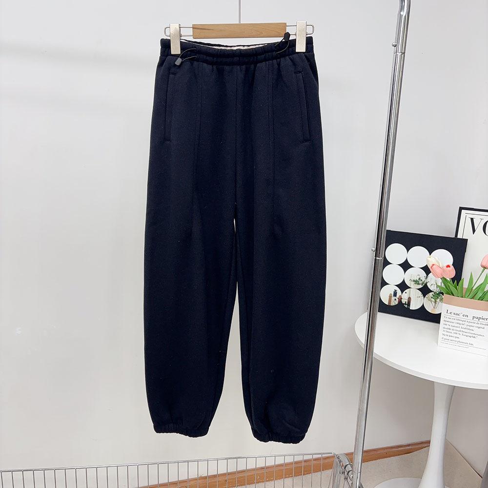 

Soft and flexible wool-blend pants with a structured design, featuring a nose buckle, elastic waistband, and drawstring for casual wear. Small чорний/Темно-синій