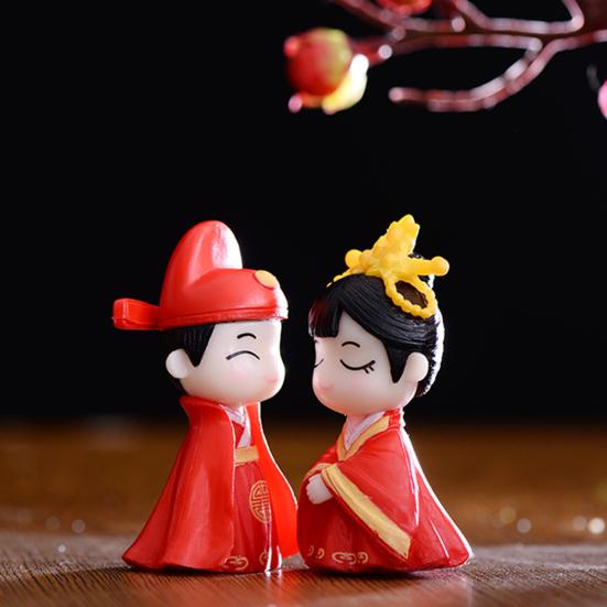 2Pcs Fancy Adorable Bright-colored Couple Dolls Decorative Bride Groom Figurine Plastic Cake Toppers for Valentine's Day