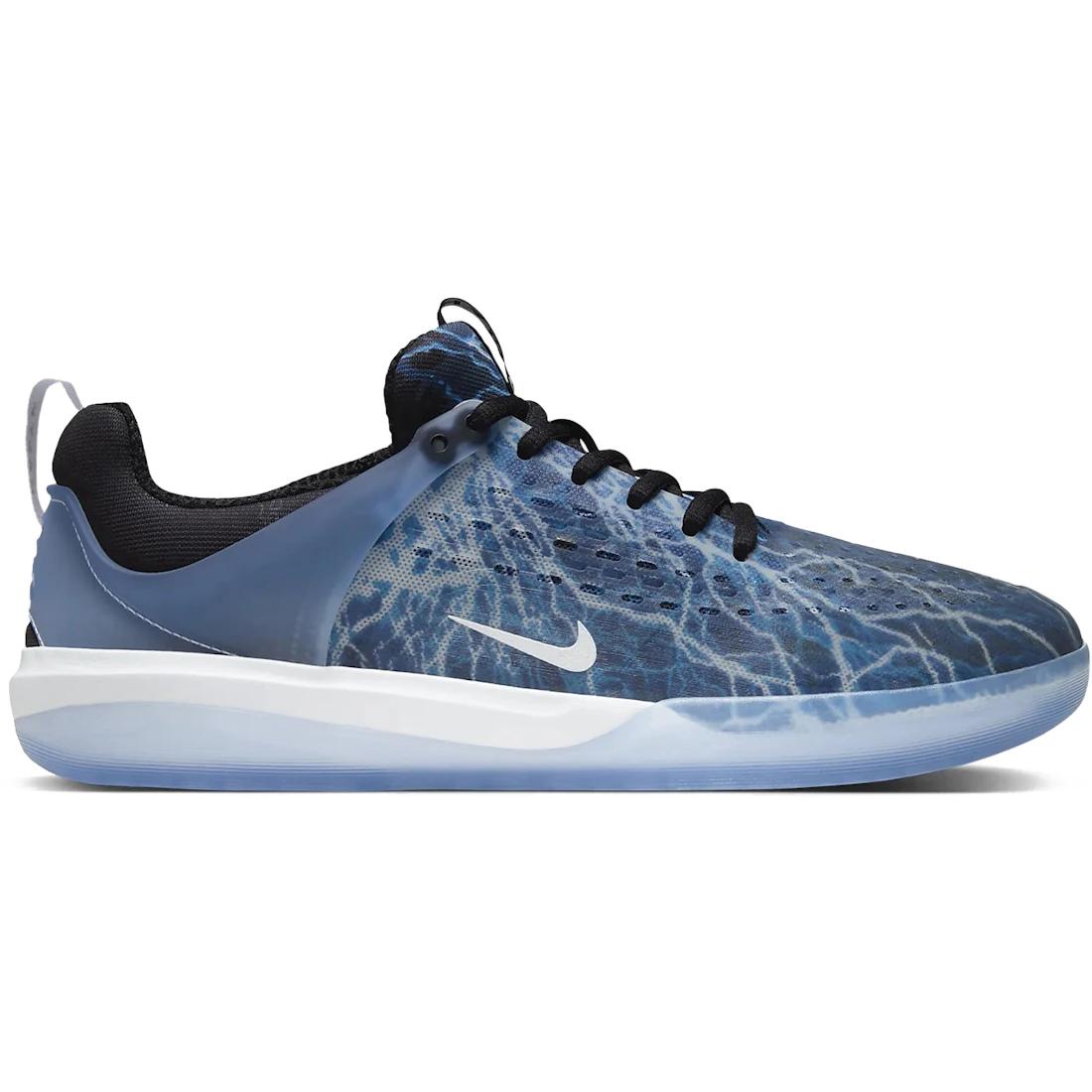 

Sneaker Nike SB Zoom Nyjah 3 Trouble at Home(FB2394-001) 40