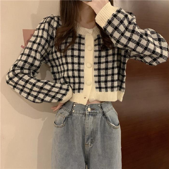 

Женский вязаный кардиган в корейскую клетку — круглая горловина, омолаживающий, свободный крой, короткий фасон на весну и осень 2025 года. One Size чёрный