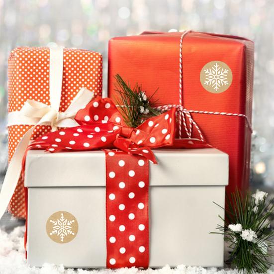 500 stk/rull God jul-klistremerker Festlig snøfnugg Julenissen Reinsdyr Snømann Bakeetiketter Konvoluttforseglingsklistremerke Juldekor