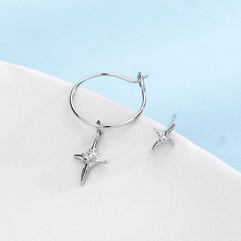 Single Diamond Star Earrings, The Star Has The Same Small Asymmetrical Tetragonal Star Earrings, Sweet And Cool Personalized Earrings.