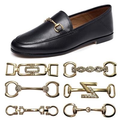 Doplňky z legovaných oděvů, přezky na opasek, přezky na boty, kovové přezky, kovový řetízek na boty, taška na boty.