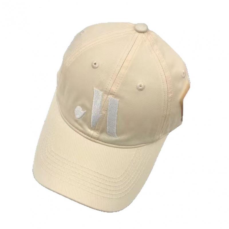 Spring And Summer Baseball Caps For Men And Women Are Casual And Versatile, Showing Their Faces. Small Retro And Versatile Simple Peaked Caps