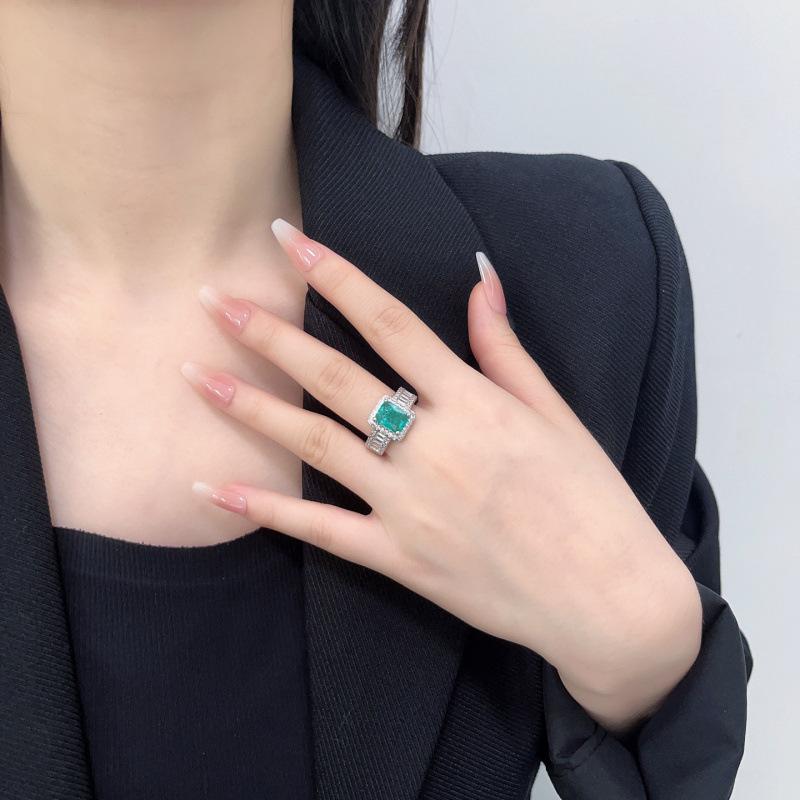 

Трендовое кольцо на палец с бриллиантовой инкрустацией, роскошное кольцо, женское изысканное кольцо на указательный палец с зеленым квадратным цирконом, легкая роскошь No. 10