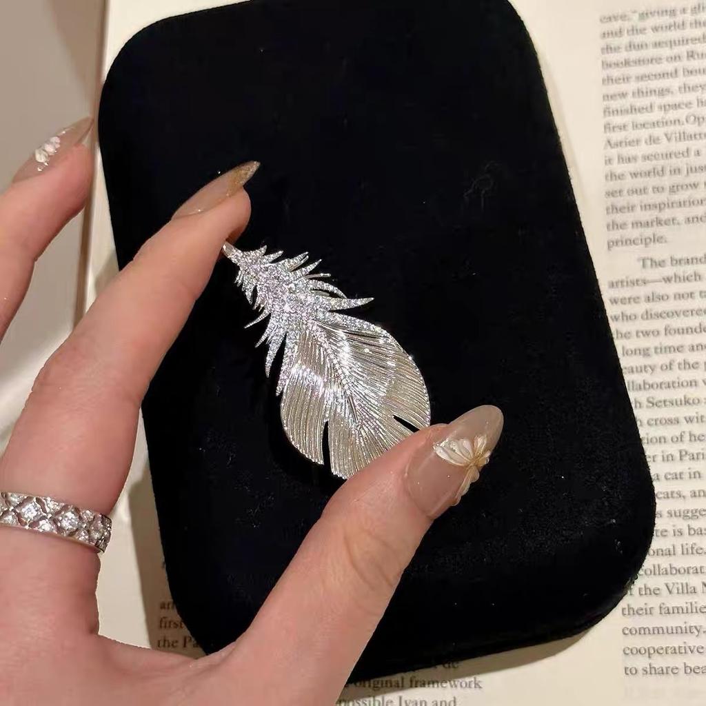 A multi-use feather brooch necklace for women, offering a light luxury and elegant high-end feel, suitable for sweaters, suits, and as a fall/winter