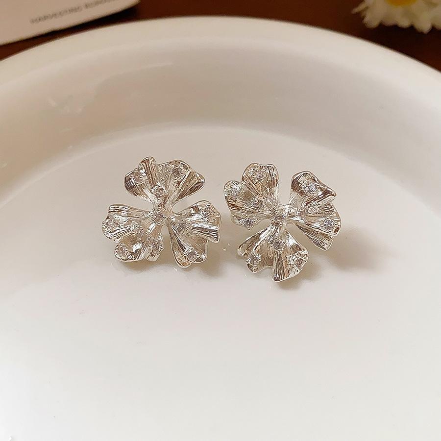 

Pleated flash diamond flower stud earrings women s explosive earrings high-end light luxury unique ear jewelry