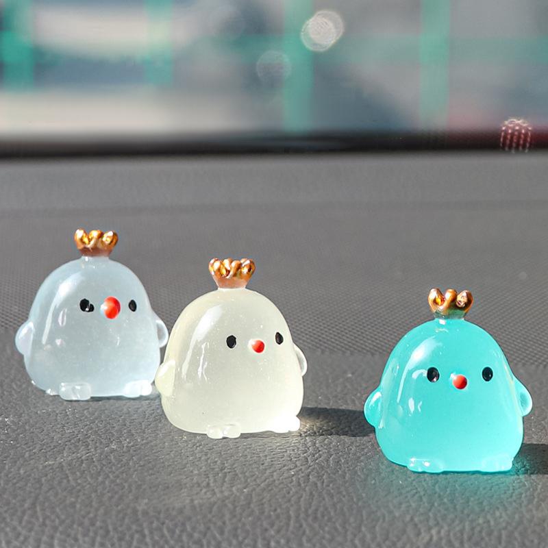 5Pcs Luminous Mini Resin Crown Chicken Ornament Car Dashboard Rearview Mirror Cartoon Decor Auto Interior Accessories